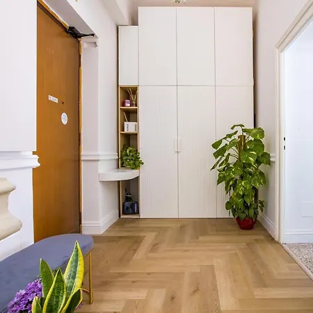 Hold - Luxury Panzió