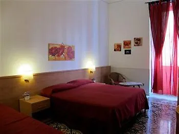 Nocleg ze śniadaniem Hold - Luxury 2*