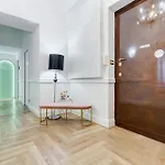 Hold - Luxury Rom