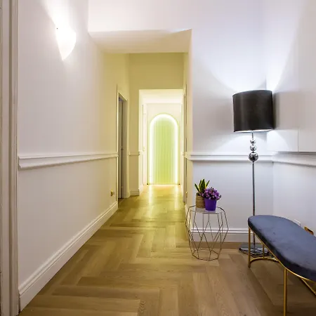 Hold - Luxury