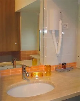 홀드 B&B 2*